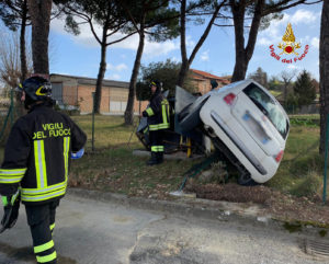 Macchina centra cabina del gas e si ribalta, un ferito