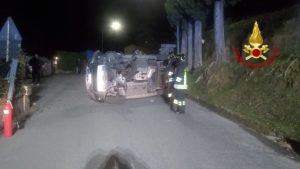 Auto si ribalta, intervengono vigili del fuoco e polizia