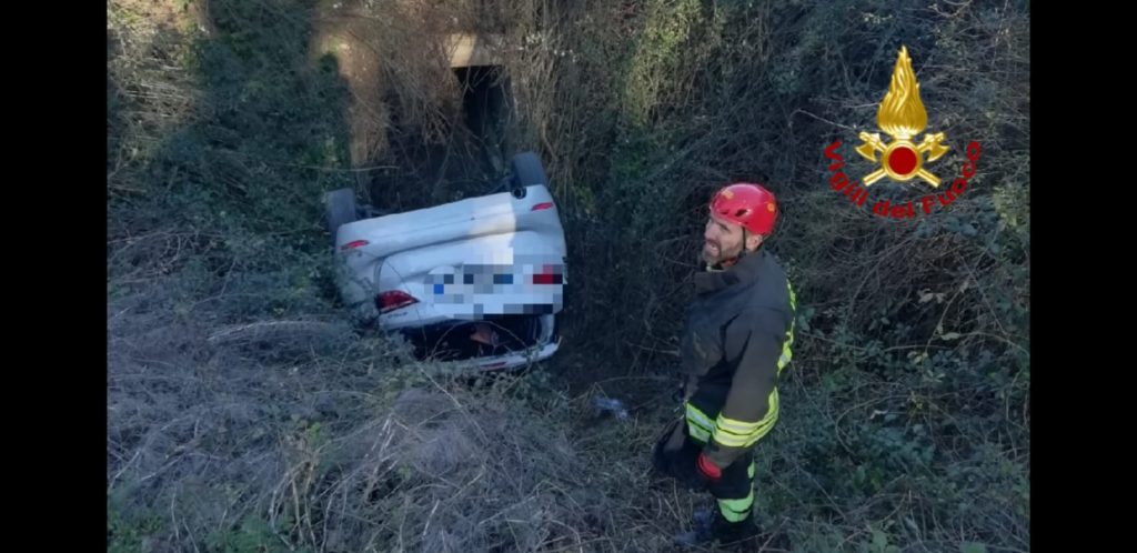 Auto ribaltata nel fosso, intervento di vigili del fuoco e carabinieri