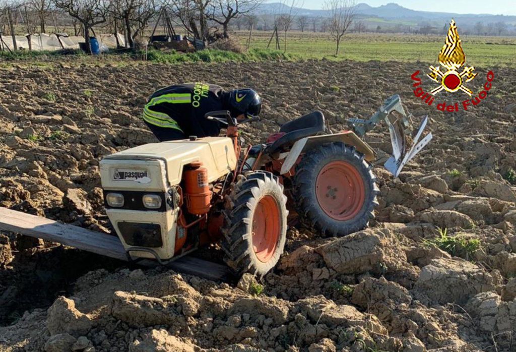 Si ribalta col trattore, 71enne si frattura una gamba