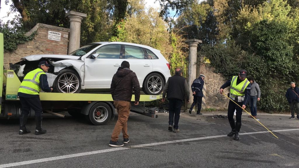 Frontale tra due auto in via Fiorentina