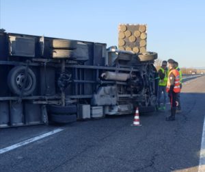 Furgone si ribalta sulla Siena - Bettolle