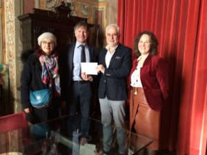 Il sindaco riceve un contributo di 3000 euro dai cittadini per coprire la spesa dello spettacolo di Fusaro