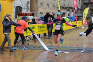7^ Terre di Siena Ultramarathon, la festa dei 1.300 all’arrivo in Piazza del Campo