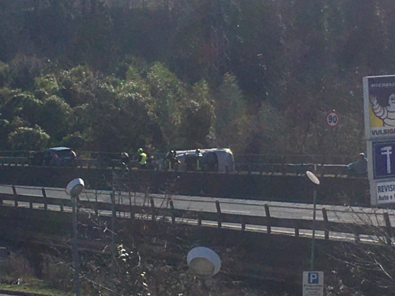 Chiusa la tangenziale: auto ribaltata presso l'uscita di Siena Ovest