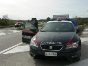 Autubus turistico in panne sull'Autopalio, intervengono i carabinieri