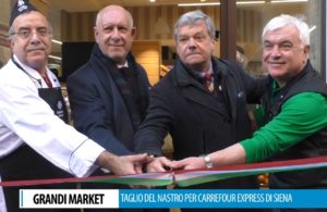 Taglio del nastro per il nuovo Carrefour Express in via dei Rossi