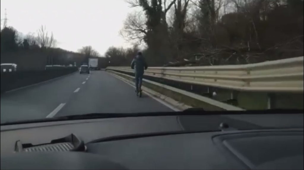 Entra con il monopattino elettrico nella Siena-Firenze. Il Video.