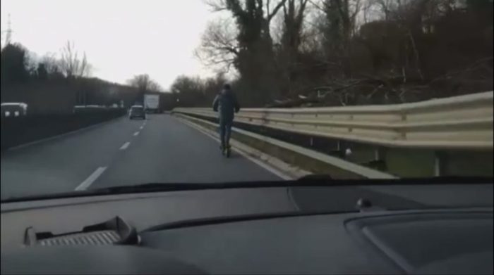 Entra con il monopattino elettrico nella Siena-Firenze. Il Video.
