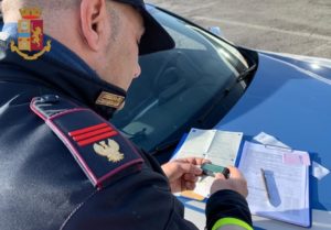 Viaggia armato di coltello e con la droga, Polizia Stradale denuncia automobilista