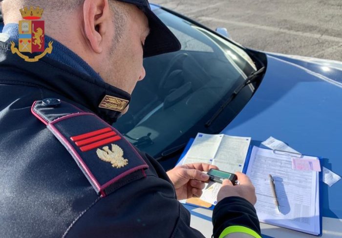 Viaggia armato di coltello e con la droga, Polizia Stradale denuncia automobilista