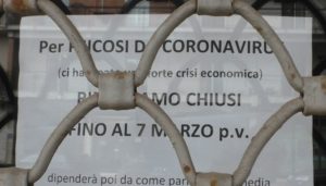 Psicosi coronavirus, nel senese chiudono un ristorante e un parrucchiere