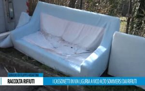 Discarica a cielo aperto a Vico Alto: via Liguria inondata di rifiuti