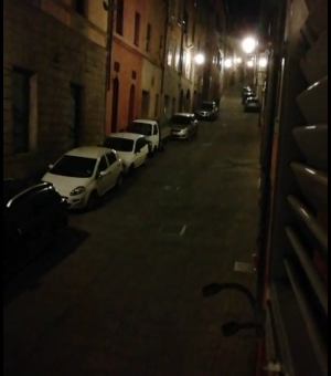 I contradaioli cantano dalle finestre per "scacciare" il coronavirus
