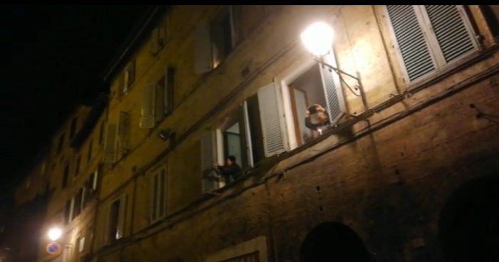 "Siena Canta" ed &egrave; uno spettacolo: i senesi intonano dalle finestre di casa Squilli la fe'