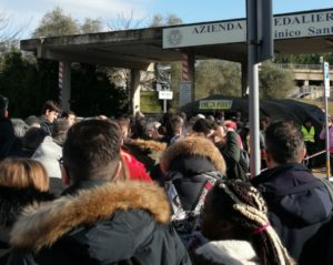 Colpo di scena, agli studenti non basta pi&ugrave; il badge per entrare a Le Scotte e scatta la fila all'ingresso