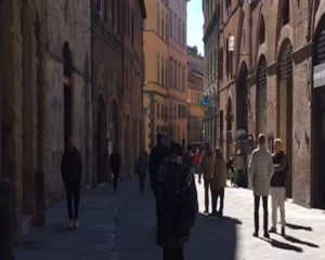 Siena resta a casa, ma solo per un giorno. Oggi meno abbracci, baci e strette di mano, ma in citt&agrave; &egrave; un via vai continuo