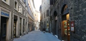 Siena dopo il decreto del Governo: strade semi deserte e molti negozi chiusi