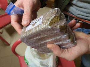 Nasconde la droga nella poltrona della nonna e personalizza le confezioni: in manette 45enne