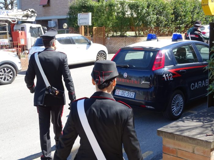 Danneggiamenti e altri reati: 50enne finisce in "quarantena" agli arresti domiciliari