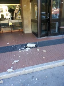Pezzo di cemento si stacca dalla sede di Fruendo/Mps in Piazza Amendola, tragedia sfiorata