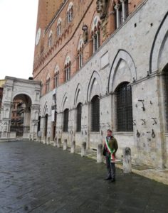 Ricordo delle vittime ed omaggio ai medici eroi: anche a Siena bandiere a mezz'asta e minuto di silenzio