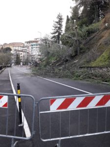 Via Cesare Battisti, strada riaperta dopo la frana