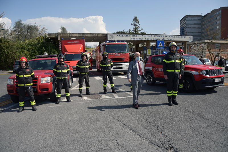 Vigili del Fuoco di Siena portano il loro saluto ai professionisti delle Scotte impegnati contro il virus