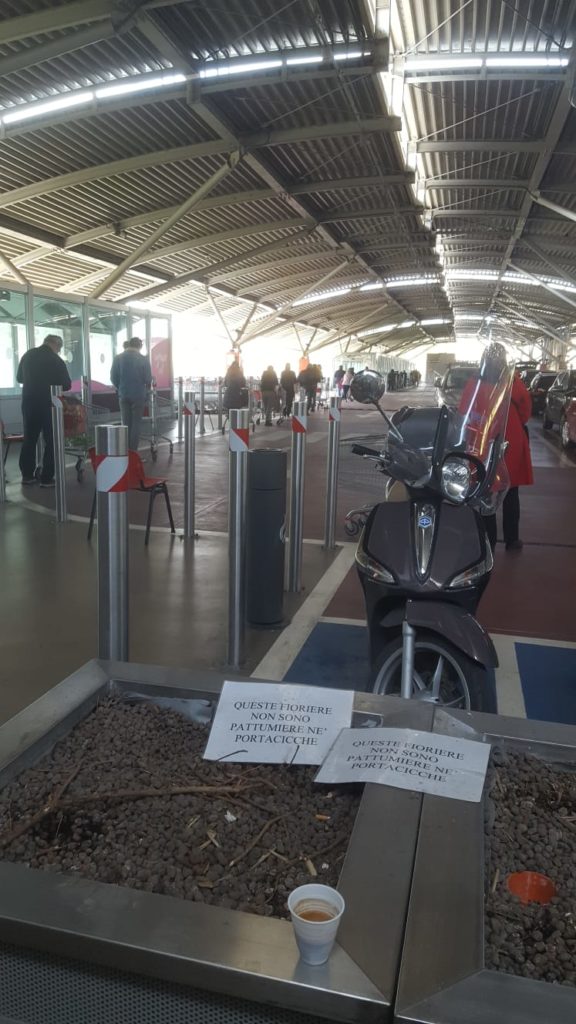Lunghe file al supermercato Coop "Le Grondaie"