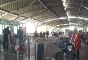 Lunghe file al supermercato Coop "Le Grondaie"