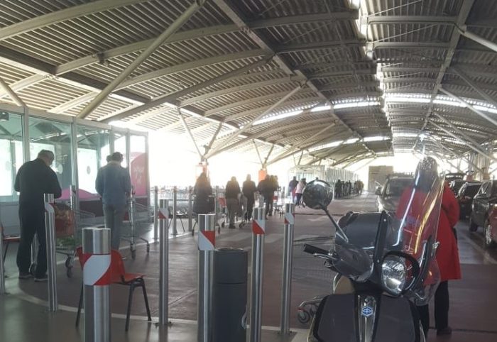 Lunghe file al supermercato Coop "Le Grondaie"