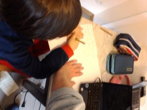 Genitori, figli e compiti a casa ai tempi del "io resto a casa": ecco i  consigli della psicologa dell&rsquo;et&agrave; evolutiva