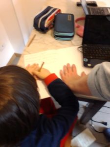 Genitori, figli e compiti a casa ai tempi del "io resto a casa": ecco i  consigli della psicologa dell&rsquo;et&agrave; evolutiva