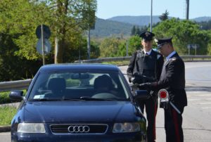 Si allontana da casa e tenta di bruciare l'altare di una chiesa: denunciata