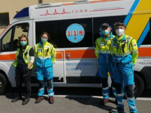 Forze dell'ordine e vigili del fuoco salutano gli eroici operatori del 118 - FOTO