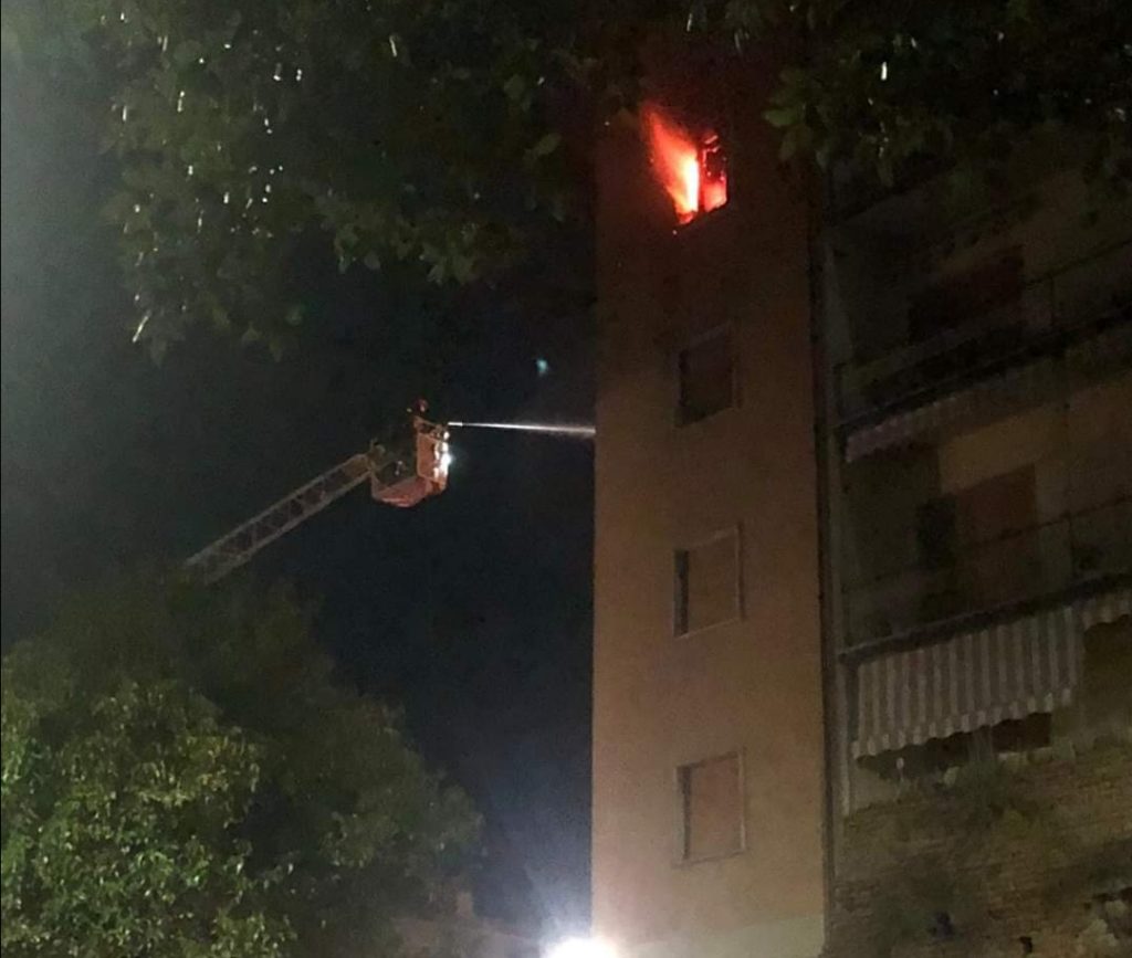 Incendio in piazza 3 luglio, tre famiglie evacuate