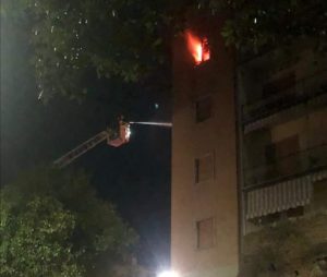 Incendio in piazza 3 luglio, tre famiglie evacuate