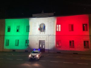 Il tricolore proiettato sulla caserma della Polizia Municipale