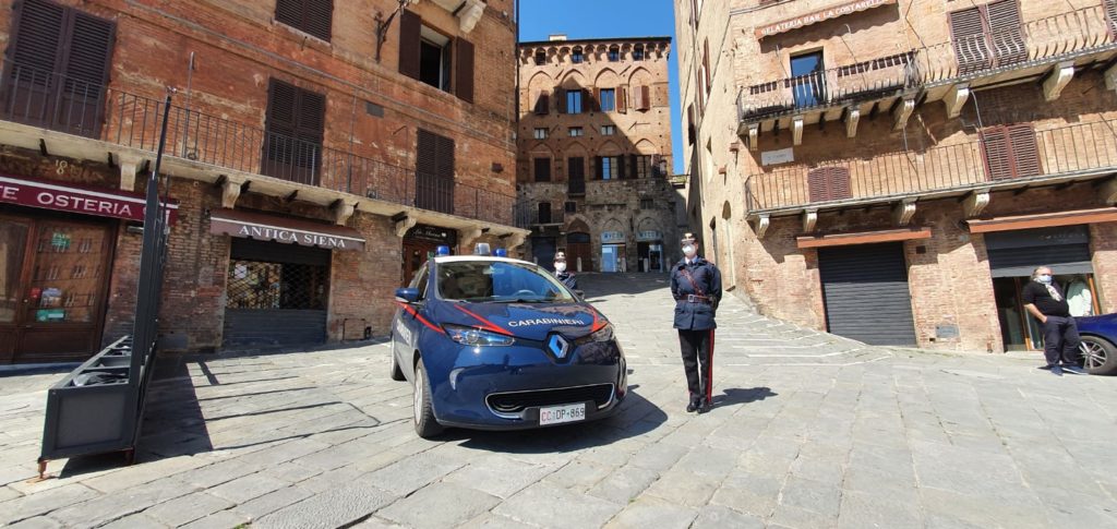 Donna picchiata dal marito si nasconde in auto, intervento dei carabinieri