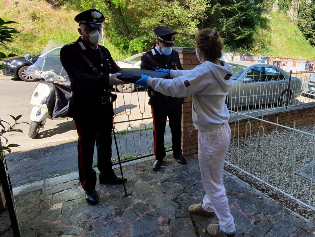 Didattica online, i carabinieri distribuiscono i pc agli studenti di Siena e provincia