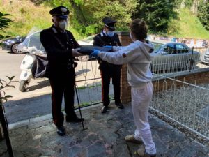 Didattica online, i carabinieri distribuiscono i pc agli studenti di Siena e provincia