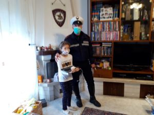 La Polizia Municipale consegna i pc ai ragazzi della Cecco Angiolieri