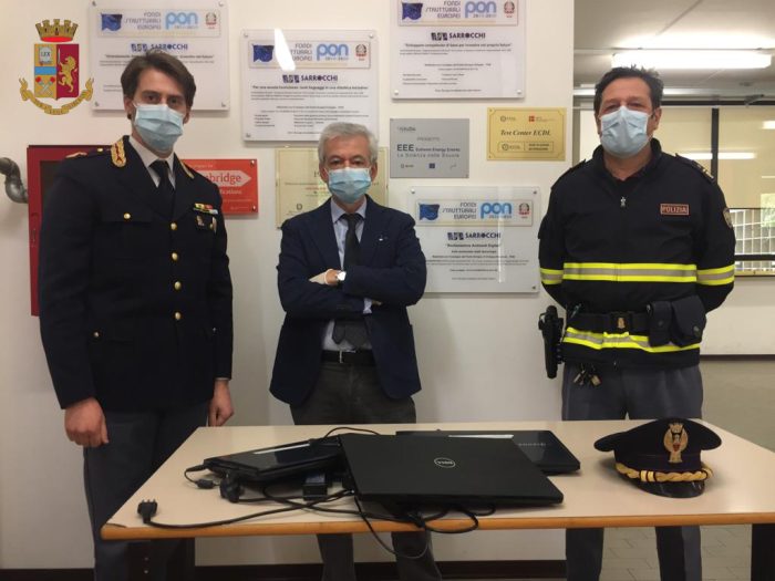 La polstrada e l'istituto Sarrocchi hanno consegnato 10 computer agli studenti