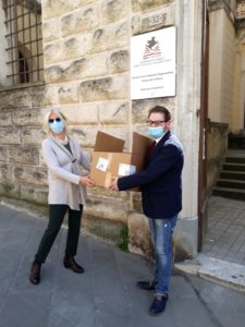 L'assessore Monica Barni consegna le mascherine destinate agli studenti fuori sede