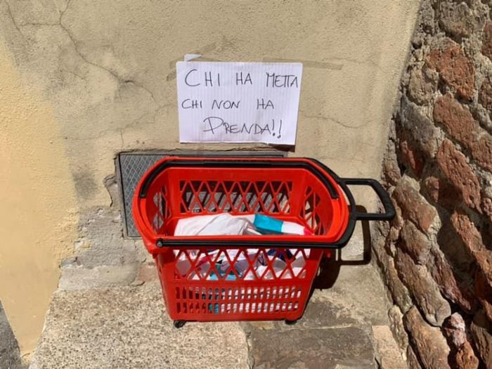 "Chi ha metta, chi non ha prenda": in Fontebranda un cestino con i beni di prima necessit&agrave;