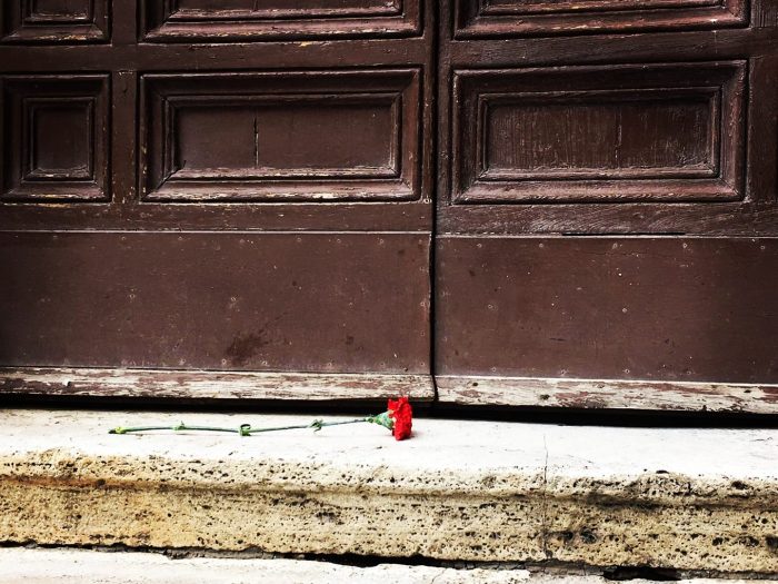 Un garofano rosso dall'Anpi Siena alla Comunit&agrave; ebraica