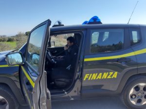 Tre giovani viaggiano in auto senza motivo, sanzionati dalla Guardia di Finanza