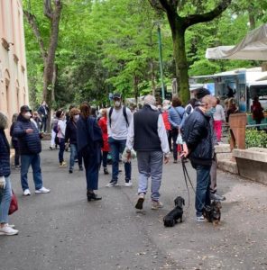 Mercato settimanale a Siena: centinaia di persone e nessun rispetto delle distanze