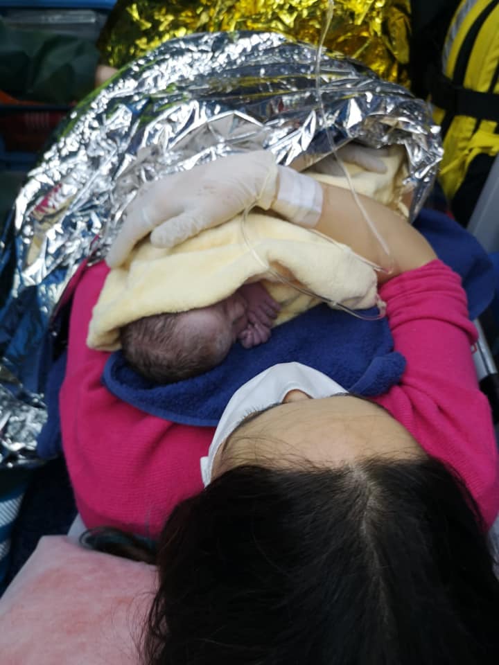 Non fa in tempo ad arrivare all'ospedale, partorisce in ambulanza