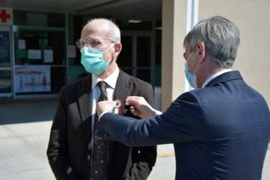 Il prefetto di Siena in visita alle Scotte dona a Giovannini la coccarda tricolore